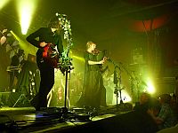 Faun: Stephan Groth und Fiona Rggeberg. Im Hintergrund links: Niel Mitra