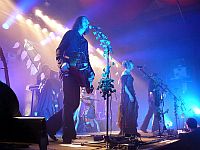 Faun: Stephan Groth, Fiona Rggeberg und Oliver SaTyr. Im Hintergrund links: Niel Mitra