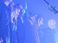 Faun bedanken sich beim Publikum: Fiona Rggeberg, Oliver SaTyr, Niel Mitra, Sonja Drakulich und Rdiger Maul (v.l.n.r.)