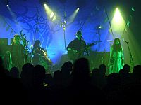 Fauns Zugabe mit Gsten: Fiona Rggeberg, Maya Fridman (Cello), Oliver SaTyr und Jyoti Verhoeff (v.l.n.r.)